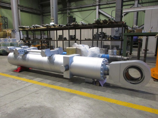 Slew cylinder of Mud Gun machine