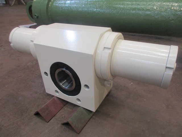 Rotating oscillating hydraulic cylinder