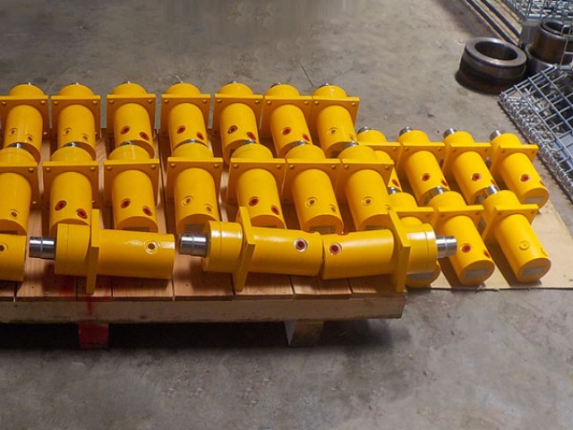 Swivel-clamp-cylinder