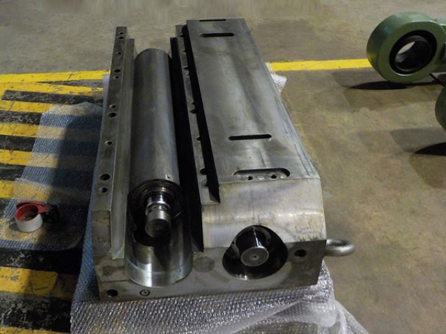 五呎軋機 BENDING OS左側油壓缸