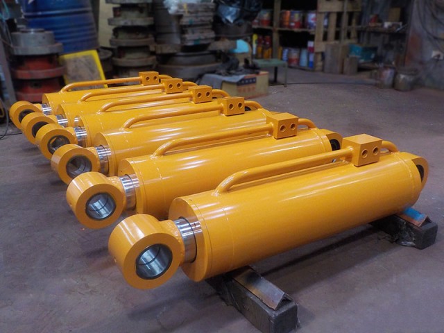 バケット油圧シリンダ