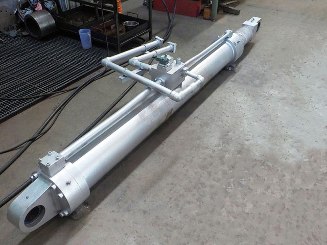 可傾炉油圧シリンダ