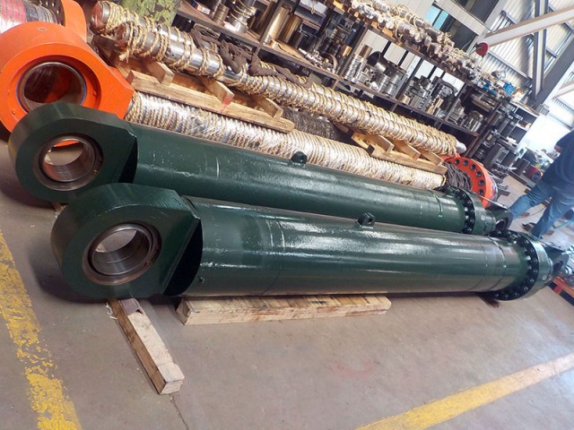 電気炉傾台油圧シリンダ