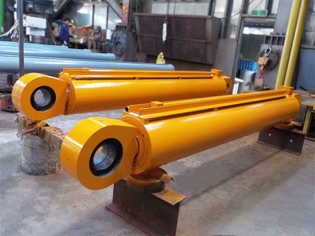 ブームシリンダ