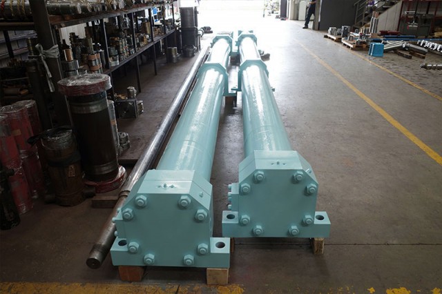 バックアップロール台車Sled Traverse油圧シリンダ