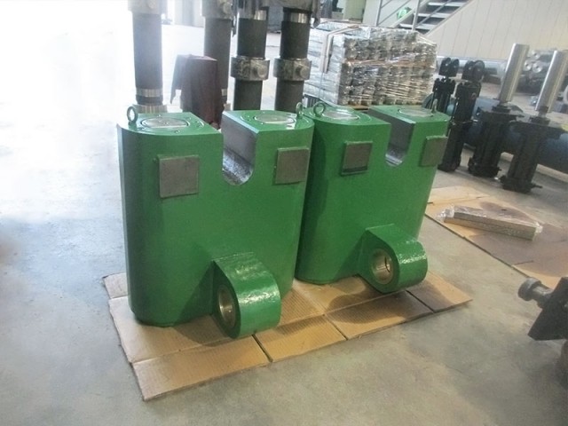 分塊圧延機の元固定座用油圧シリンダ