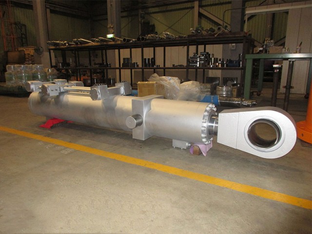 泥詰め機のねじ込み油圧シリンダ