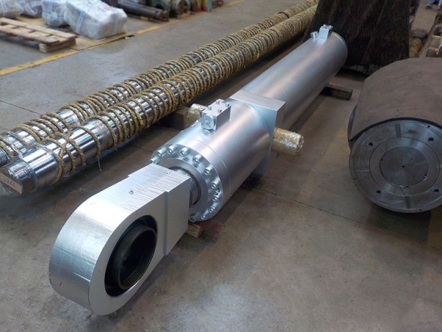 堵泥機旋入油壓缸