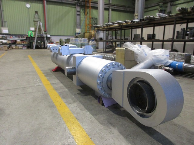 堵泥機旋入油壓缸