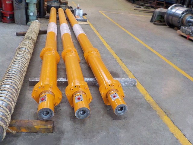 電極昇降油圧シリンダ