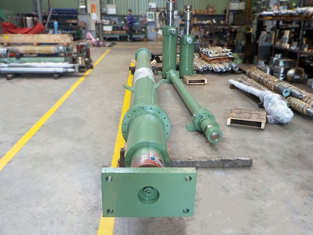 電極升降油壓缸-CA240x5600