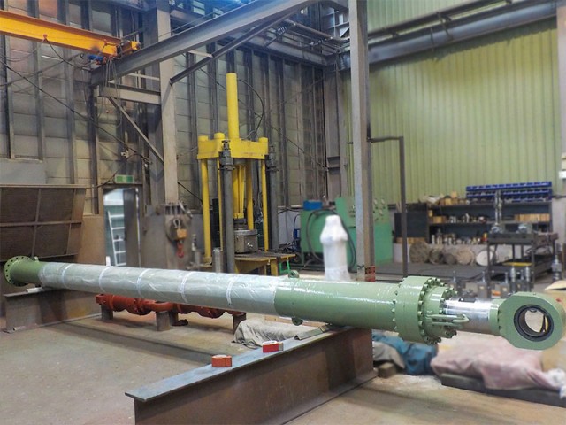 電気炉電極昇降油圧シリンダ