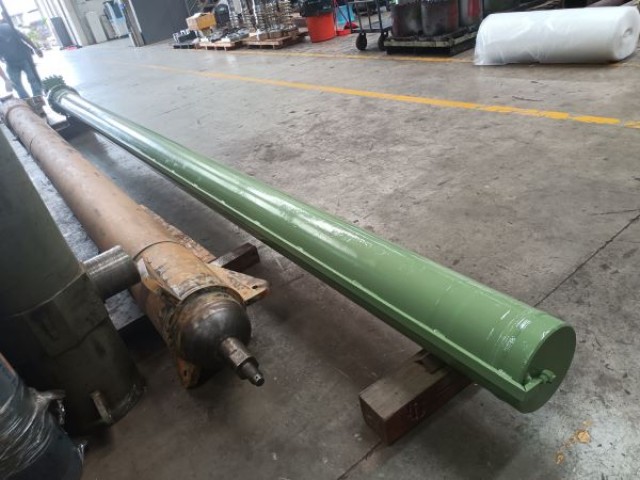 EAF electrode lifting cylinder