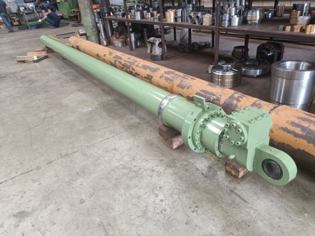 EAF electrode lifting cylinder