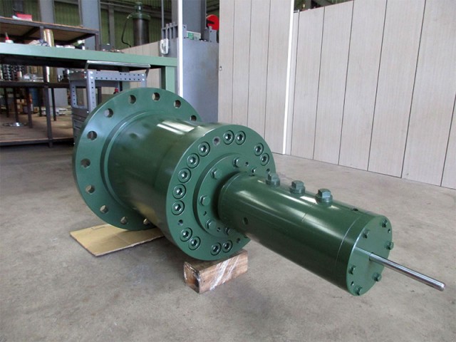 Rotating hydraulic cylinder