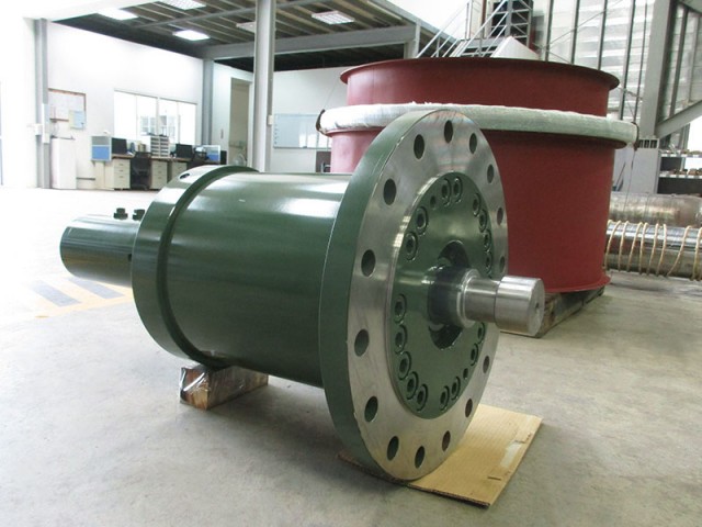 Rotating hydraulic cylinder