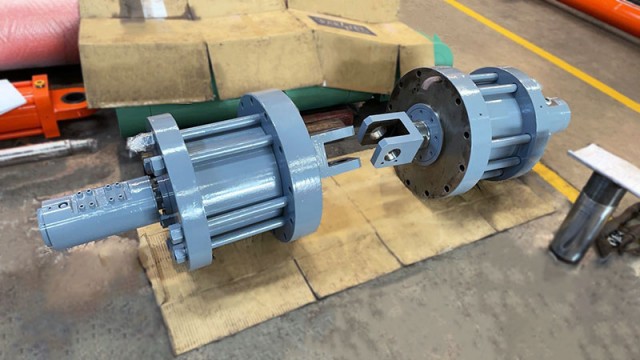 巻取機回転油圧シリンダ