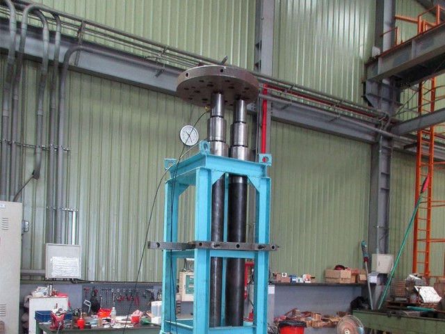 三四階爐修車用油壓缸