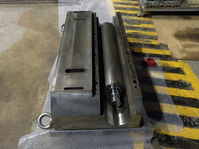 五呎軋機 BENDING OS左側油壓缸