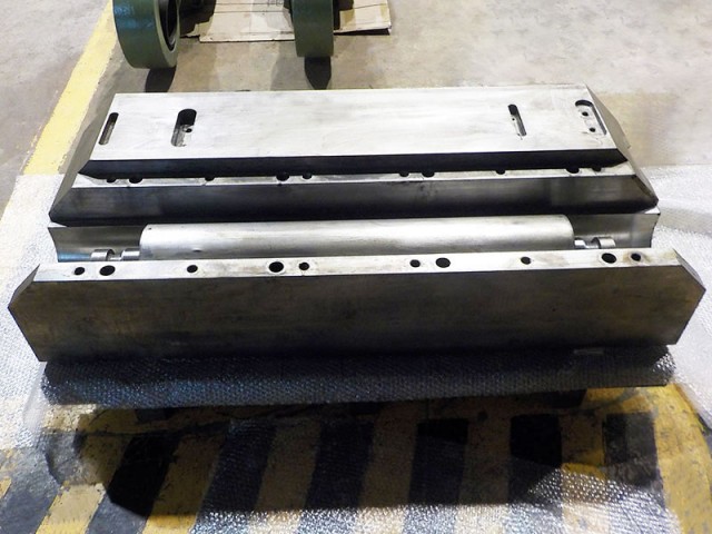 五呎軋機 BENDING OS左側油壓缸