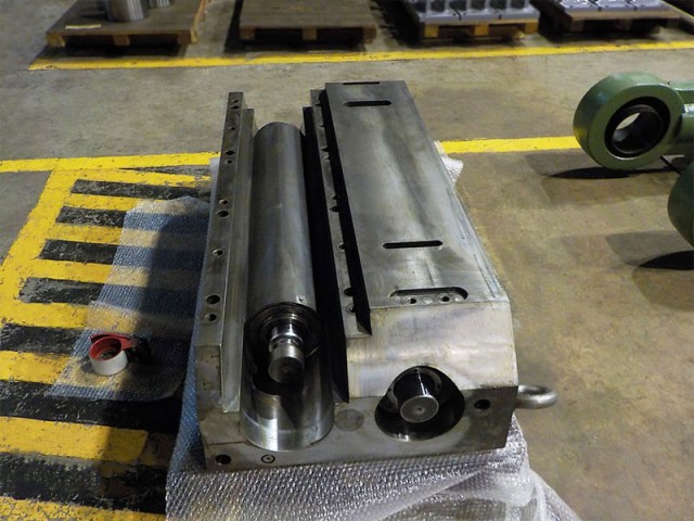 五尺圧延機BENDING OS左側油圧シリンダ