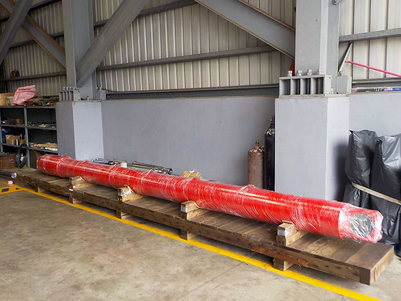 Cable car tensioning hydraulic cylinder