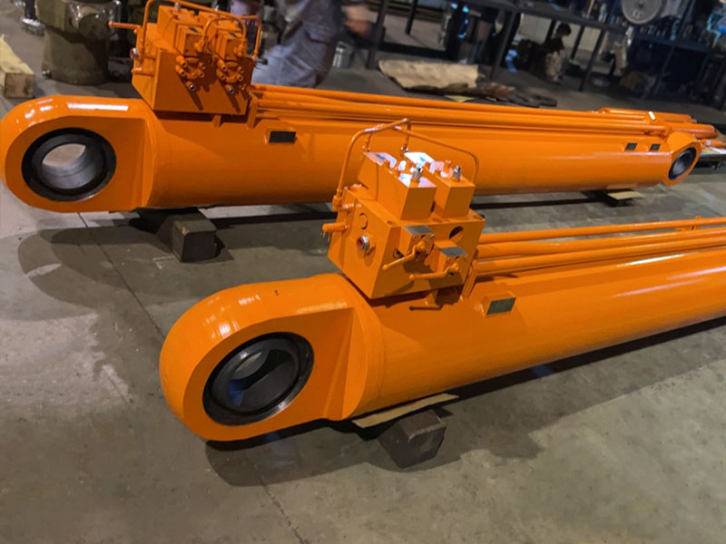 Lifting hydraulic cylinder for slag truck