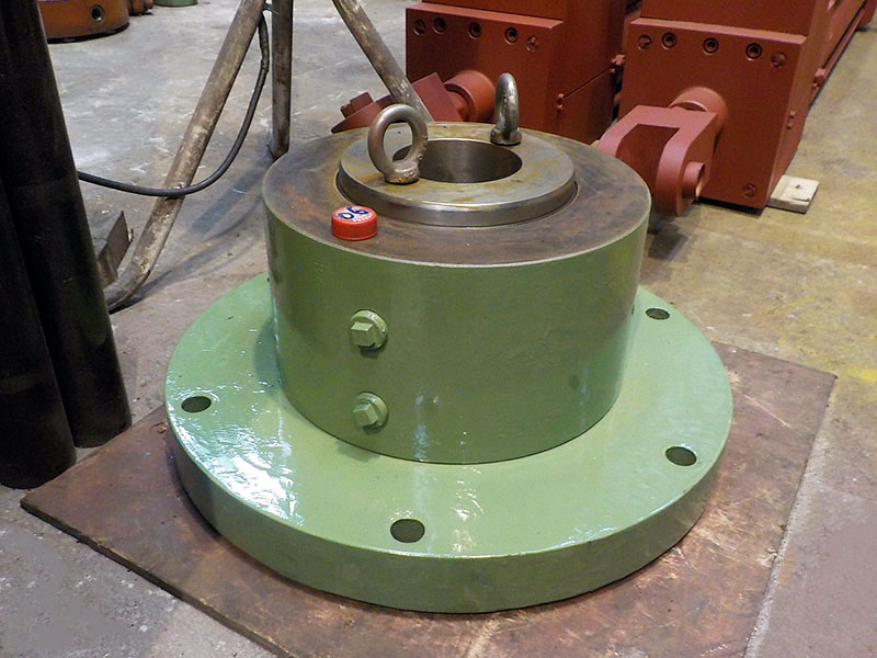 Saw blade clamping hydraulic cylinder