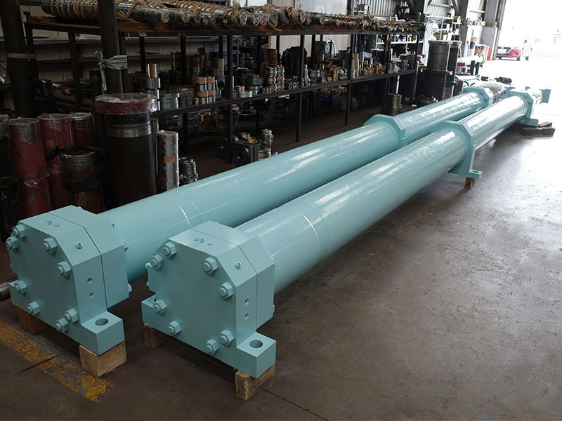 Sled Traverse hydraulic cylinder for lower back rollers