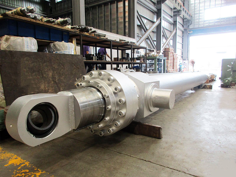 Tilting hydraulic cylinder