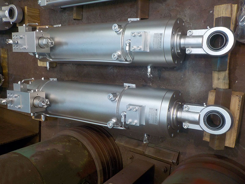 Lifting hydraulic cylinder of pushing slag equipment for Furnace door